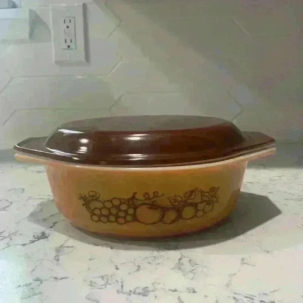 Pyrex Vintage serving bowl with Lid
